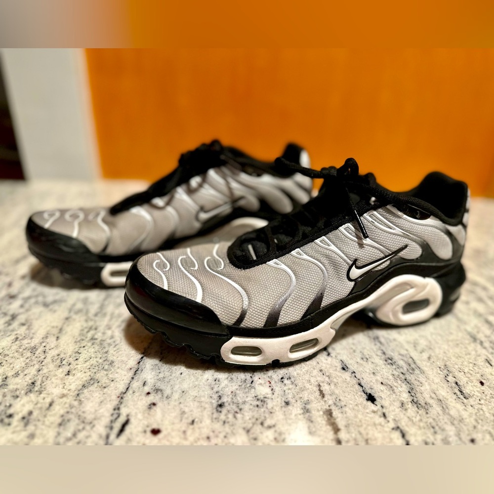 Nike Air Max Plus GS - Size 7Y (Youth) - Black/White/Silver